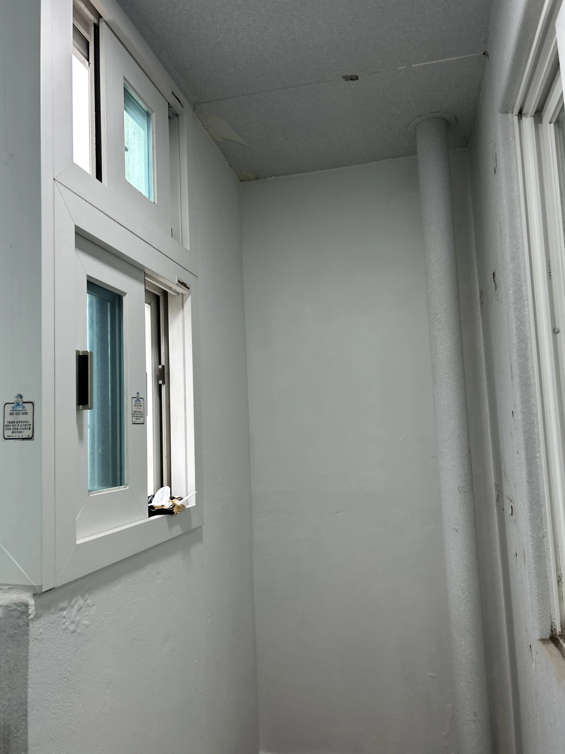 베란다 창틀 주변 곰팡이 제거 및 도장 후 상태