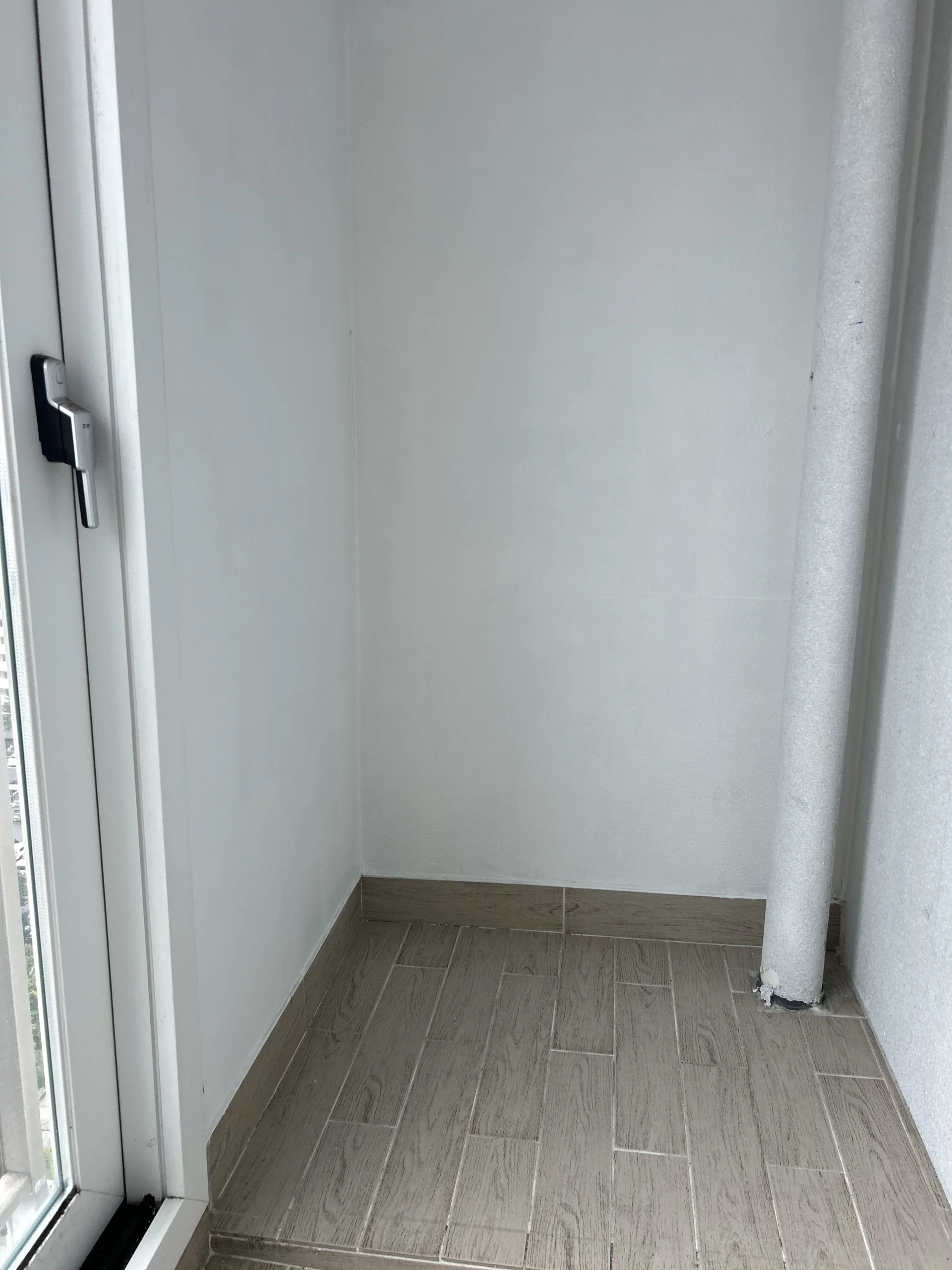 베란다 벽면 벽지 제거 및 바탕 정리 후 도장 마감한 상태